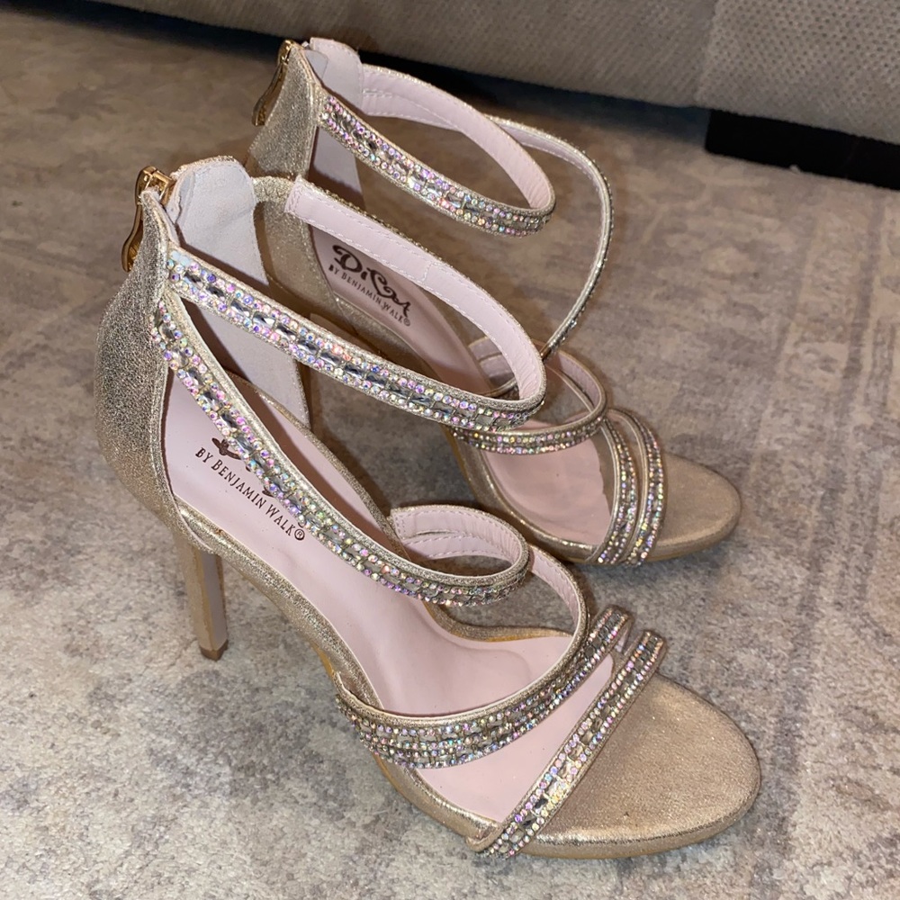 NEVER WORN Women’s high heels champagne colored (size 8)